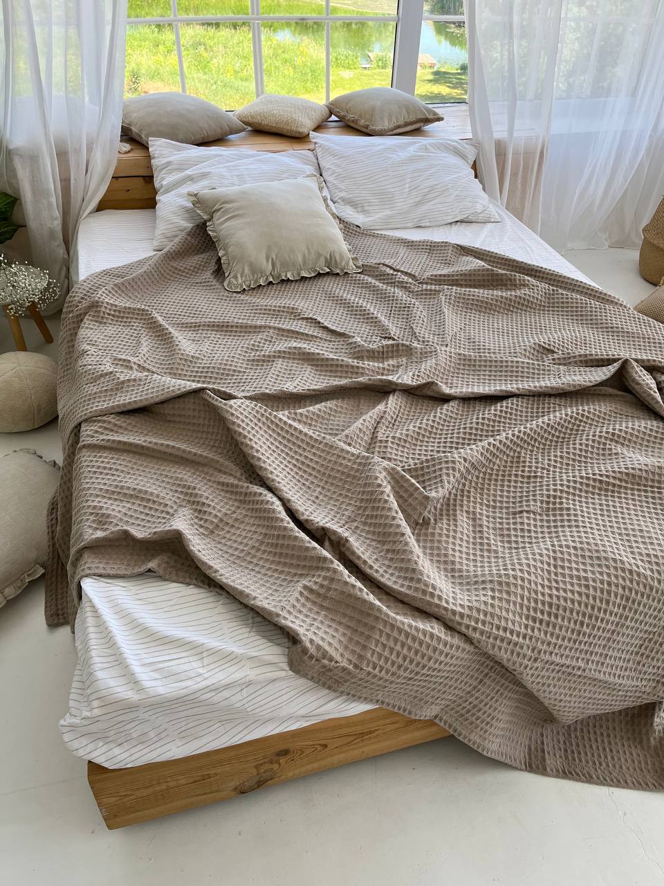 вафельне покривало кольору капучино на ліжку розмірів 160 x 210, 180 x 220, 200 x 230, 220 x 240, 230 x 260, 230 x 280