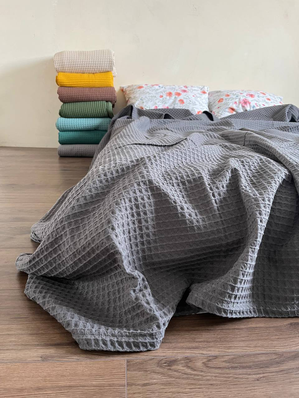 Темно сіре вафельне покривало на ліжку розмірів 160 x 210, 180 x 220, 200 x 230, 220 x 240, 230 x 260, 230 x 280