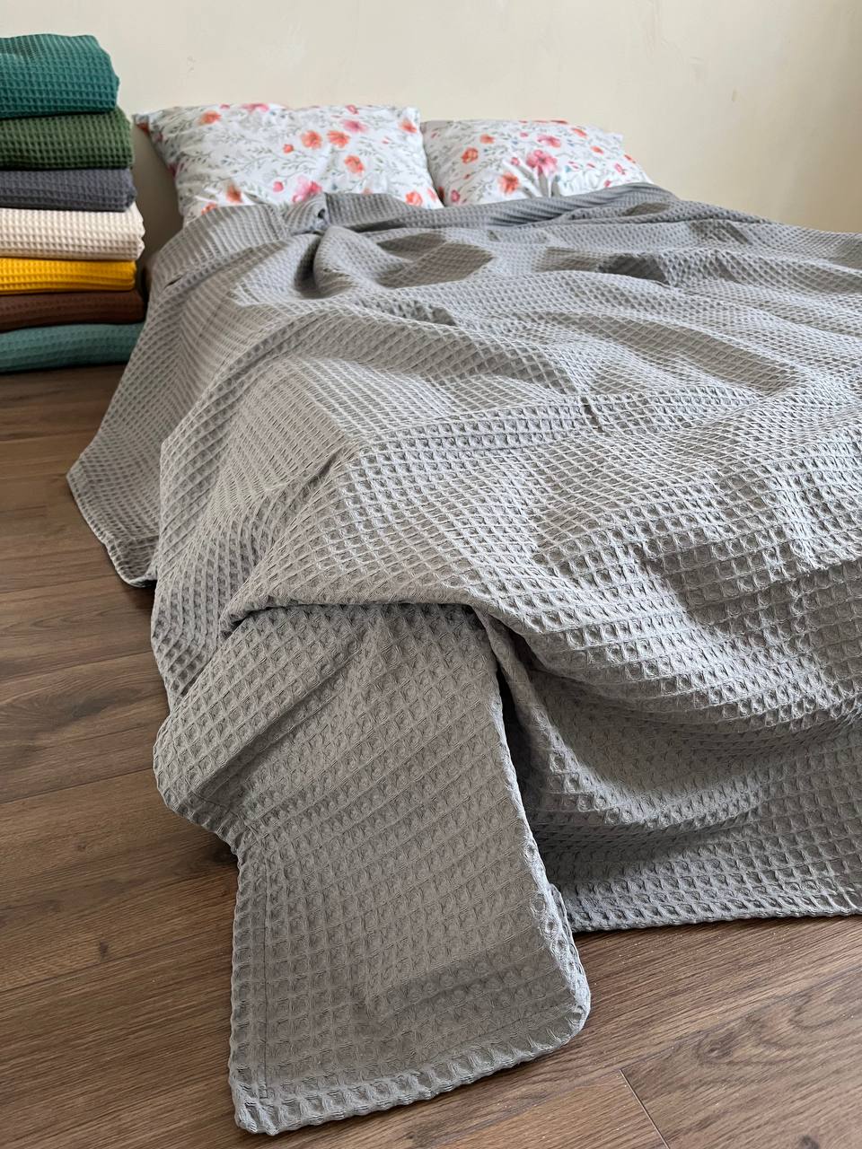 Сіре вафельне покривало на ліжку розмірів 160 x 210, 180 x 220, 200 x 230, 220 x 240, 230 x 260, 230 x 280
