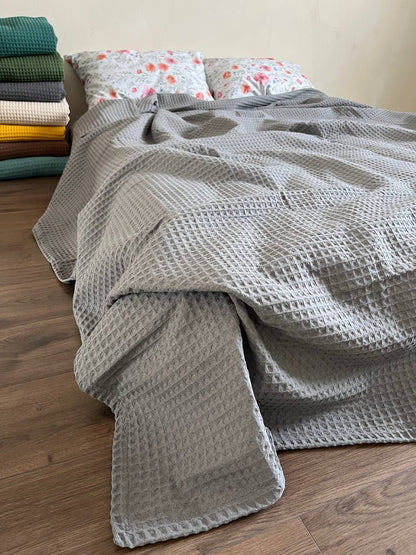Сіре вафельне покривало на ліжку розмірів 160 x 210, 180 x 220, 200 x 230, 220 x 240, 230 x 260, 230 x 280
